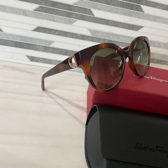 NIB SALVATORE FERRAGAMO SF1031S Ladies Sunglasses - Picture 4 of 8